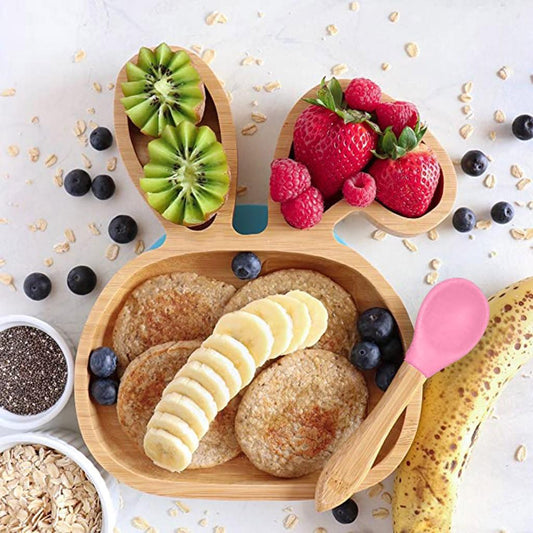 Ensemble de couverts pour bébé et tout-petit : bol en bambou, cuillère et couverts.